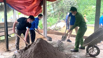 Các đoàn viên, thanh niên cùng cán bộ, chiến sỹ công an và người dân hỗ trợ hộ nghèo xã Nà Hẩu làm nhà ở.