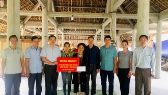 Ủy ban MTTQ Việt Nam huyện Yên Bình trao nhà Đại đoàn kết cho hộ gia đình chị Nguyễn Thị Hoa, thôn Khe Ngang, xã Yên Thành. Ảnh tư liệu