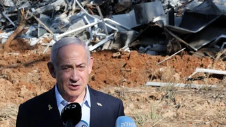 Thủ tướng Israel Netanyahu thăm một khu vực bị trúng tên lửa từ Iran ngày 20/6.