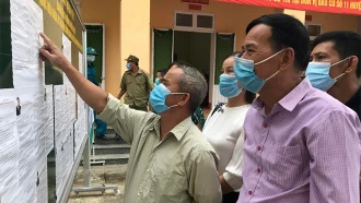 Cử tri huyện Văn Chấn nghiên cứu danh sách chính thức ứng cử đại biểu Quốc hội khóa XV và đại biểu HĐND tỉnh, huyện nhiệm kỳ 2021 - 2026.