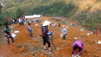 Cán bộ, hội viên nông dân tỉnh hưởng ứng chương trình trồng 1 tỷ cây xanh giai đoạn 2021 - 2025 tại xã Hưng Thịnh, huyện Trấn Yên.