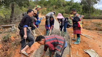 Cán bộ, đảng viên Chi bộ Háng Phừ Loa, xã Mồ Dề - Chi bộ điển hình tiên tiến tr&#111;ng thực hiện Chỉ thị 05 tham gia làm đường giao thông nông thôn.