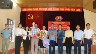 Lãnh đạo huyện Trấn Yên tặng hoa chúc mừng thành lập Chi bộ Công ty cổ phần Dâu tằm tơ Yên Bái, tháng 10/2024.