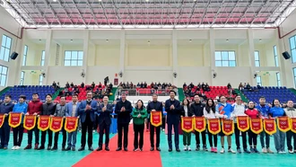 Các đồng chí lãnh đạo tỉnh trao cờ lưu niệm cho các đoàn tham gia Giải