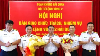 Thủ trưởng Bộ Tư lệnh Quân chủng và Vùng 2 tặng hoa chúc mừng hai đồng chí được bổ nhiệm giữ chức vụ mới