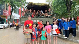 Các cháu thiếu nhi thành phố Yên Bái chụp ảnh chia tay những người lính giúp dân khắc phục hậu quả bão lũ.