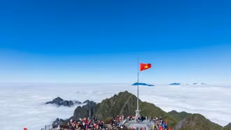 Đỉnh Fansipan (Lào Cai) nơi thu hút khách du lịch.