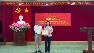 Phó Chủ tịch UBND tỉnh Vũ Thị Hiền Hạnh nhận Kỷ niệm chương Vì sự nghiệp khuyến học.