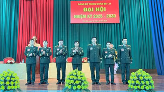 Ban Chấp hành Đảng bộ Trung đoàn Bộ binh 121 nhiệm kỳ 2025 - 2030 ra mắt Đại hội.