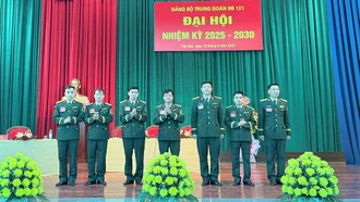 Ban Chấp hành Đảng bộ Trung đoàn Bộ binh 121 nhiệm kỳ 2025 - 2030 ra mắt Đại hội.