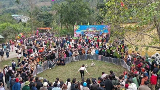 Người dân tham gia, cổ vũ trò chơi dân gian tại Lễ hội đền Suối Tiên năm 2025, xã Tô Mậu, huyện Lục Yên.