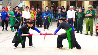 Nhân dân thôn Làng Câu, xã An Thịnh, huyện Văn Yên chơi trò đẩy gậy tr&#111;ng Ngày hội Đại đoàn kết toàn dân tộc năm 2023.