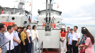Đoàn công tác của Ban Tuyên giáo và Dân vận Tỉnh ủy Yên Bái tham quan Lữ đoàn 169, Vùng I, Hải quân
