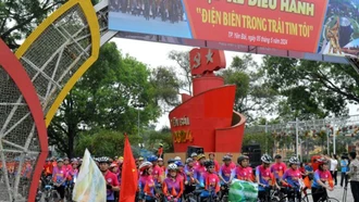 Hơn 300 thành viên đạp xe diễu hành với chủ đề “Hành trình kết nối – Điện Biên tr&#111;ng trái tim tôi”.