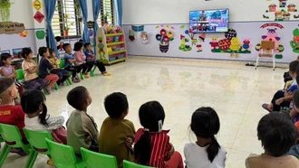 Các bé lớp mẫu giáo 5 tuổi ở xã Púng Luông, huyện Mù Cang Chải được các cô giáo tổ chức cho xem truyền hình trực tiếp Lễ kỷ niệm 70 năm Chiến thắng Điện Biên Phủ sáng ngày 7/5/2024 vừa qua.