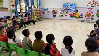 Các bé lớp mẫu giáo 5 tuổi ở xã Púng Luông, huyện Mù Cang Chải được các cô giáo tổ chức cho xem truyền hình trực tiếp Lễ kỷ niệm 70 năm Chiến thắng Điện Biên Phủ sáng ngày 7/5/2024 vừa qua.