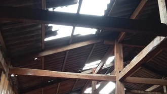 Một ngôi nhà bị tốc mái trên địa bàn huyện Văn Chấn (Ảnh: FB Bản tin Văn Chấn)