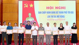 Bí thư Thành ủy Yên Bái Đỗ Đức Minh tặng giấy khen cho các tập thể có thành tích xuất sắc tr&#111;ng thực hiện Chỉ thị 05, giai đoạn 2016 - 2021.