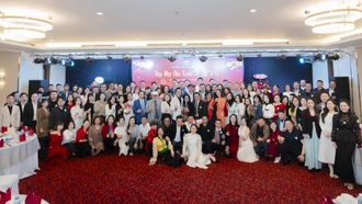 Các thành viên Hội đồng hương Yên Bái tại Hà Nội chụp ảnh lưu niệm tại buổi gặp mặt. (Ảnh: Văn Tuấn)