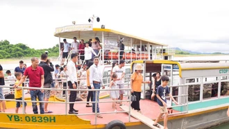 Khách du lịch tham quan hồ Thác Bà.