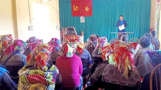 Một buổi thông tin tuyên truyền về phòng chống tảo hôn và xây dựng nếp sống văn hóa tại bản Páo Khắt, xã Nậm Khắt, huyện Mù Cang Chải.