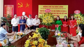 Phó Bí thư Thường trực Tỉnh ủy Tạ Văn Long chúc mừng ngày Nhà giáo Việt Nam tại các trường học xã Xuân Ái, huyện Văn Yên