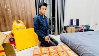 Đối tượng vận chuyển ma túy bằng hình thức đóng gói ma túy cần sa tr&#111;ng các thùng bánh kẹo. (Ảnh: Công an cung cấp)
