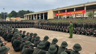 Chiến sĩ trẻ tr&#111;ng giờ học Điều lệnh Công an nhân dân.