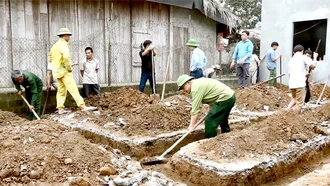 Ngày càng có nhiều ngôi nhà được khởi công, hoàn thành, bàn giao cho người dân đã thể hiện sự cam kết mạnh mẽ của chính quyền địa phương tr&#111;ng việc cải thiện điều kiện sống cho các hộ nghèo, cận nghèo và gia đình chính sách.