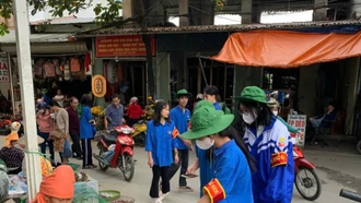 Đoàn viên thanh niên phường Trung Tâm ra quân lập lại trật tự chợ Mường Lò.