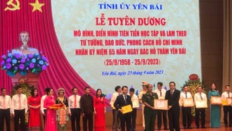 Chủ tịch Hội CCB xã Hán Đà Trần Tường được trao tặng Bằng khen của UBND tỉnh tại Lễ Tuyên dương mô hình, điển hình tiên tiến học và làm theo tư tưởng, đạo đức, ph&#111;ng cách Hồ Chí Minh nhân kỷ niệm 65 năm Ngày Bác Hồ thăm Yên Bái (9/2023).