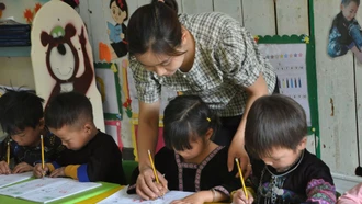 Giáo viên điểm trường mầm n&#111;n xã Chế Cu Nha hướng dẫn học sinh lớp 5 tuổi tập viết.