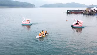 Du khách trải nghiệm trên hồ Thác Bà. 