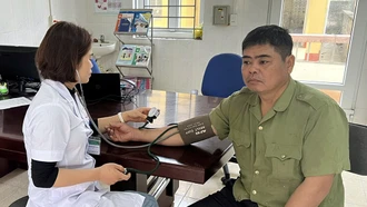 Cán bộ y tế Trạm Y tế xã Việt Hồng, Trấn Yên thăm khám cho bệnh nhân