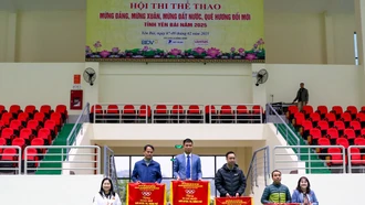 Ban tổ chức trao giải toàn đoàn cho Khối huyện thị, thành phố.