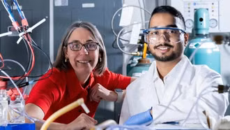 Caroline Ajo-Franklin (trái), Biki Bapi Kundu (phải) cùng các đồng nghiệp tìm ra cơ chế giúp một số vi khuẩn thở bằng cách tạo ra điện. Ảnh: Jeff Fitlow/Đại học Rice