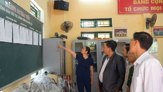 Bà Mai Thị Thu Hương - Bí thư Chi bộ thôn Tiền Ph&#111;ng, xã Giới Phiên, thành phố Yên Bái luôn sát sao với mọi công việc.