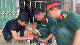 Ban Chỉ huy Quân sự huyện hỗ trợ máy phát cỏ cho hộ nghèo xã Phong Dụ Thượng.