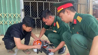 Ban Chỉ huy Quân sự huyện hỗ trợ máy phát cỏ cho hộ nghèo xã Ph&#111;ng Dụ Thượng.