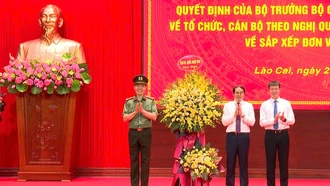 Đồng chí Trịnh Xuân Trường - Bí thư Tỉnh ủy, Chủ tịch UBND tỉnh Lào Cai và đồng chí Trần Huy Tuấn - Bí thư Tỉnh ủy Yên Bái tặng hoa chúc mừng tân Giám đốc Công an tỉnh Lào Cai (mới).