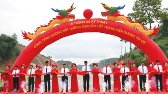 Các đồng chí lãnh đạo tỉnh thực hiện nghi thức cắt băng thông xe kỹ thuật công trình.