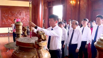 Bí thư Tỉnh uỷ Trần Huy Tuấn dâng hương tưởng niệm Chủ tịch Hồ Chí Minh tại Khu Di tích lịch sử quốc gia Lễ đài Sân vận động thành phố Yên Bái.