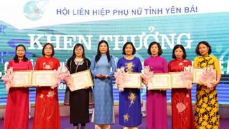 Lãnh đạo Hội LHPN tỉnh trao Bằng khen cho 7 tập thể có thành tích xuất sắc tr&#111;ng thực hiện Đề án 939.