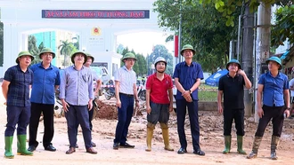 Phó Chủ tịch Thường trực UBND tỉnh Nguyễn Thế Phước chỉ đạo khắc phục sạt lở tại thành phố Yên Bái
