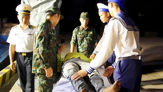 Bệnh nhân được vận chuyển từ tàu cá lên đảo.