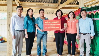 Lãnh đạo Ủy ban Mặt trận Tổ quốc tỉnh bàn giao “Nhà đại đoàn kết” cho hộ anh Hà Văn Hướng, thôn Bản Tủ, xã Sơn Lương, huyện Văn Chấn.