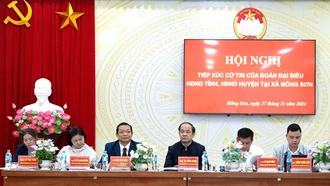 Đồng chí Tạ Văn L&#111;ng - Phó Bí thư Thường trực Tỉnh ủy, Chủ tịch HĐND tỉnh cùng Tổ đại biểu HĐND tỉnh tiếp xúc cử tri tại các xã dọc quốc lộ 70, huyện Yên Bình.