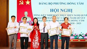 Đảng bộ phường Nam Cường khen thưởng cho các tập thể, cá nhân có thành tích tr&#111;ng nhiệm kỳ 2020 - 2025.