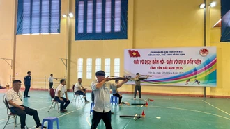Các VĐV thi đấu nội dung đứng bắn nỏ tại Giải vô địch Bắn nỏ - Đẩy gậy tỉnh Yên Bái năm 2025. 