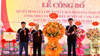 Đồng chí Trần Huy Tuấn - Bí thư Tỉnh ủy tặng hoa chúc mừng xã Nậm Khắt đón bằng công nhận đạt chuẩn NTM năm 2024.